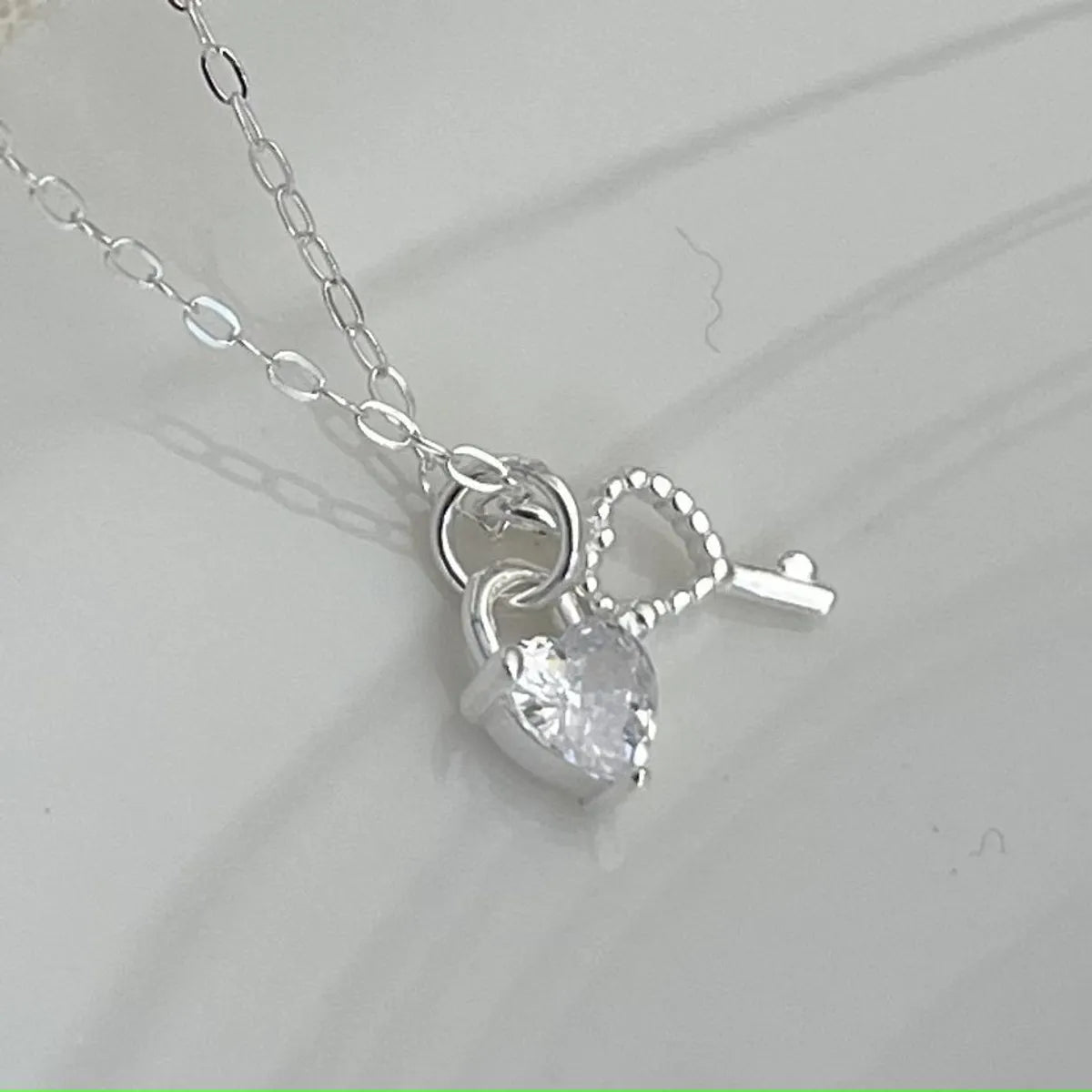 Amulet Necklaces-Elegant Heart Shape Key Sterling Silver Plating Inlay Zircon Pendant Necklace