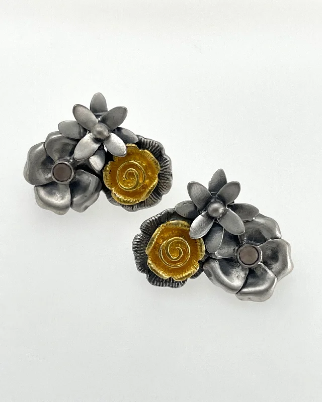 Silver Earrings-Himatsingka Flower Stud Earrings