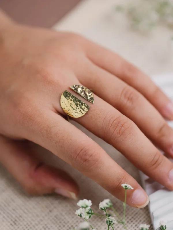 Antique Rings-Crinkled Moon Brass Ring (Anti Tarnish)