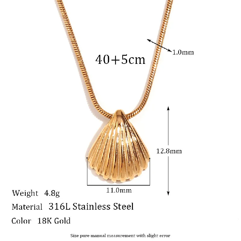 Small pendant scallop shell necklace - gold